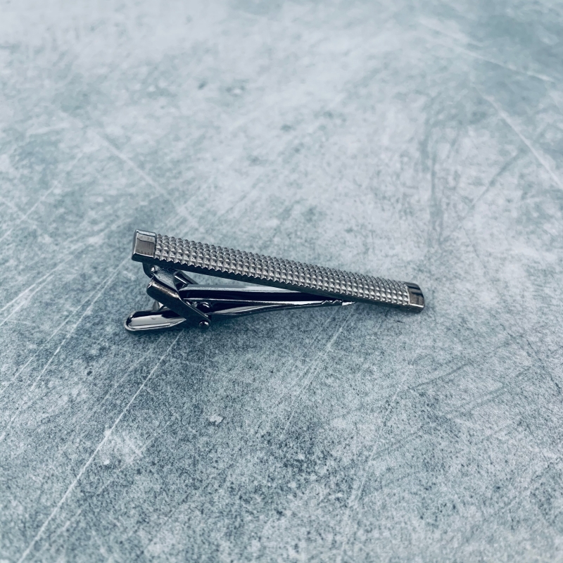 Šedá spona na kravatu Raw 