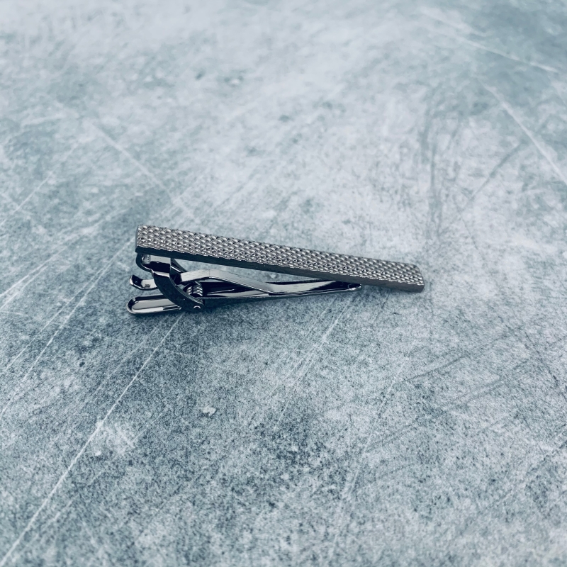Šedá spona na kravatu Geometric