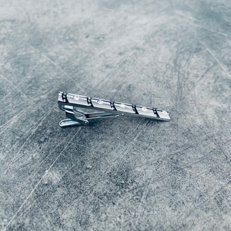 Černo - stříbrná spona na kravatu 5 crystal