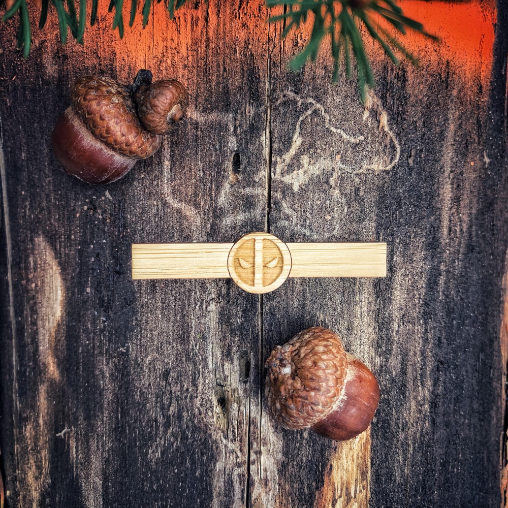 Dřevěná spona na kravatu round Deadpool