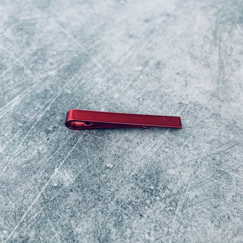 Červená spona na kravatu Medium clip 