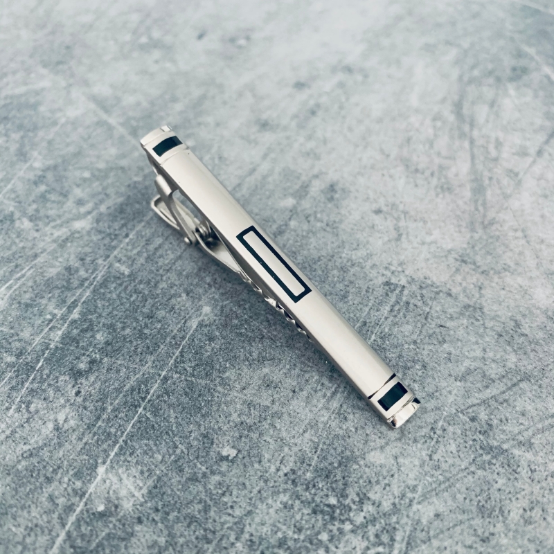 Černo - stříbrná spona na kravatu Black Window 