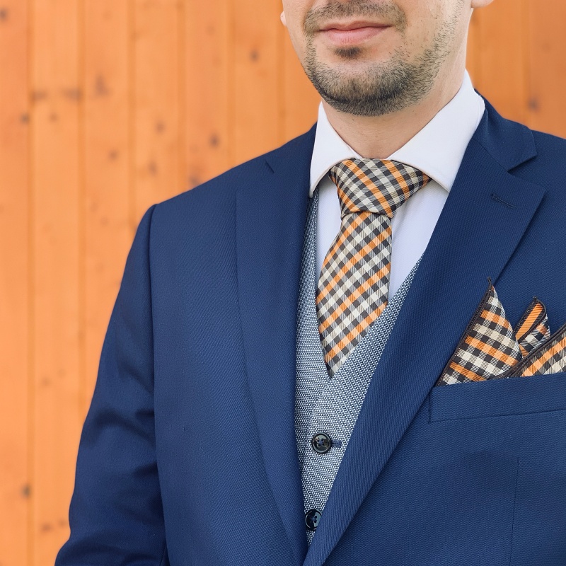 Oranžovo - hnědo - černý set kravata, kapesník a manžetové knoflíčky Kostičky 