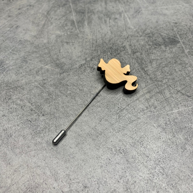 Dřevěná brož Duch 