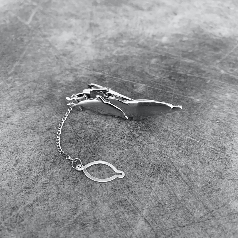 Stříbrná spona na kravatu Delfíni