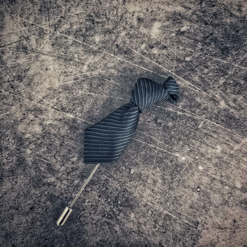 Černo - modrá brož Kravata stripe 