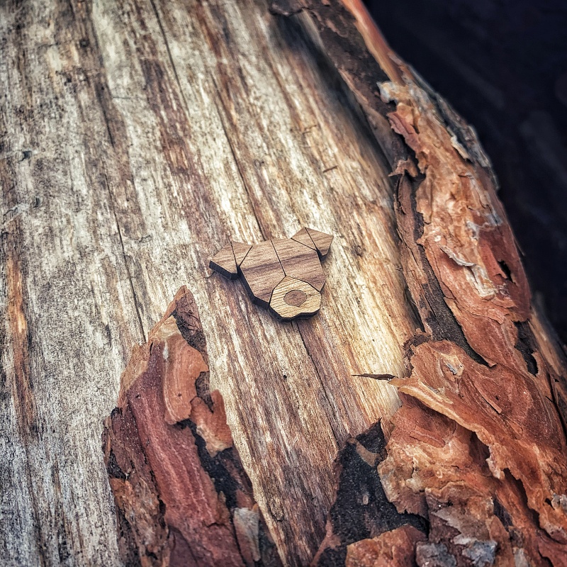 Dřevěná brož Pes 