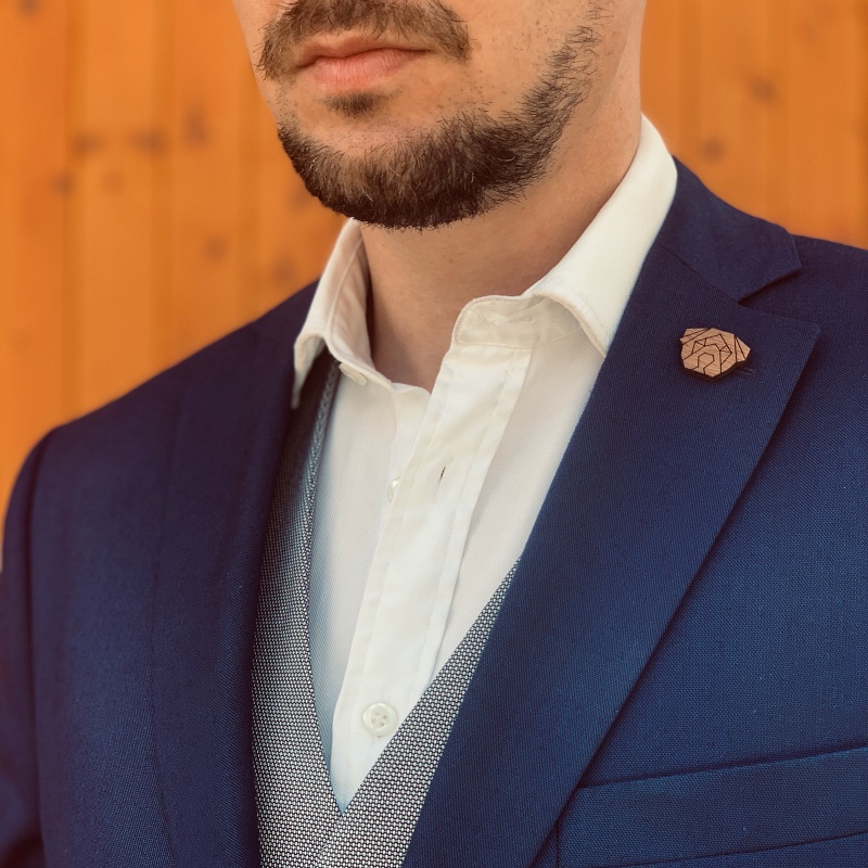 Dřevěná brož Buldok origami 