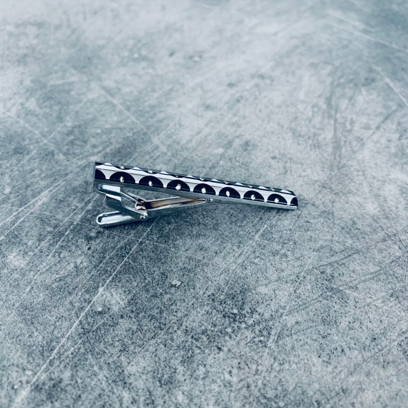 Stříbrno - černá spona na kravatu Semicircle