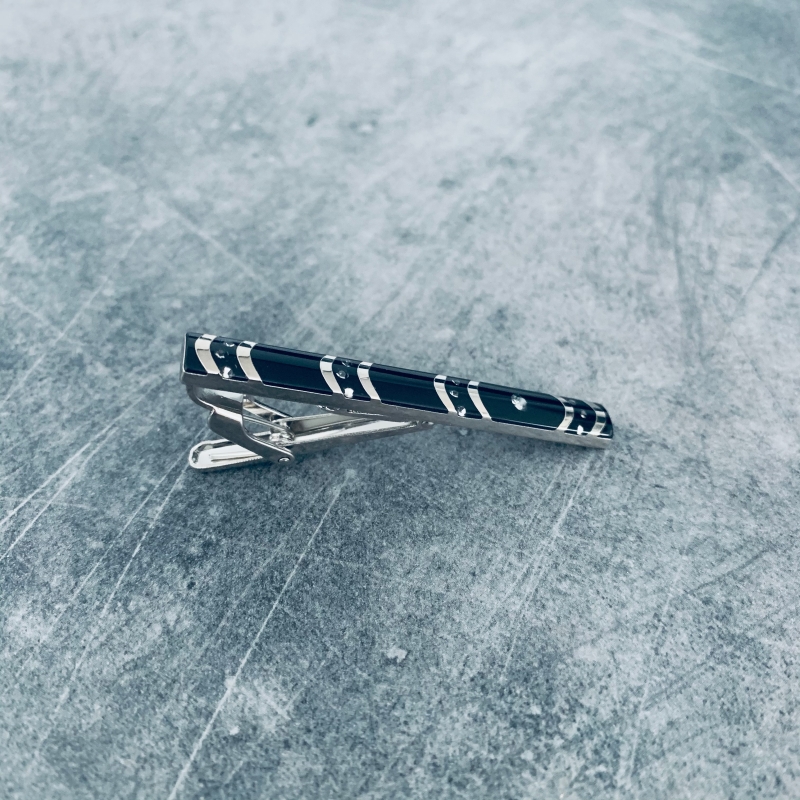 Stříbrno - černá spona na kravatu Winker