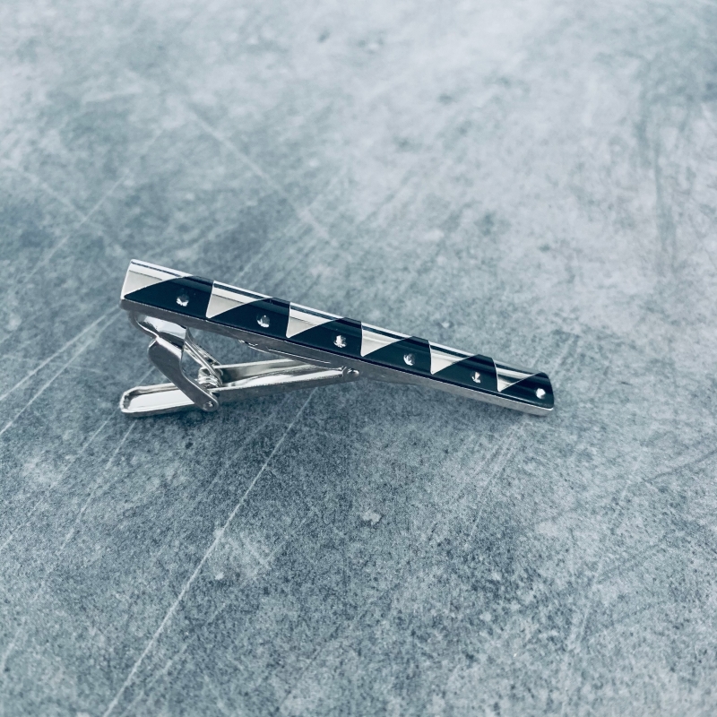 Stříbrno - černá spona na kravatu Triangle 