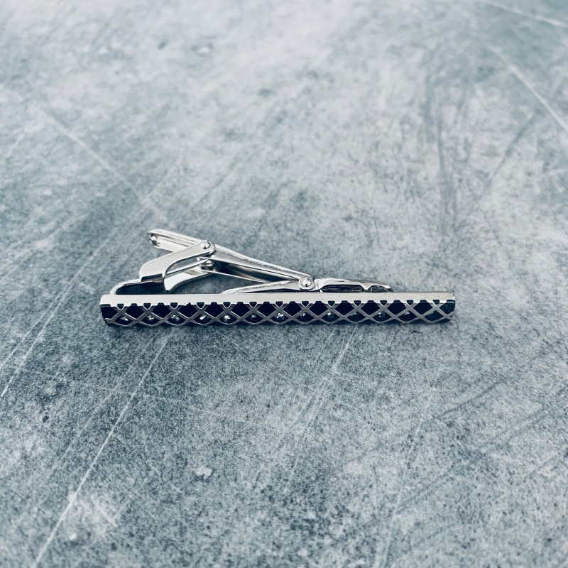 Stříbrno - černá spona na kravatu Grid