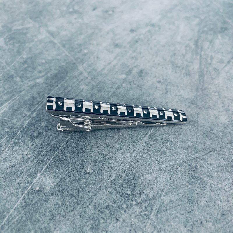 Stříbrno - černá spona na kravatu Film 