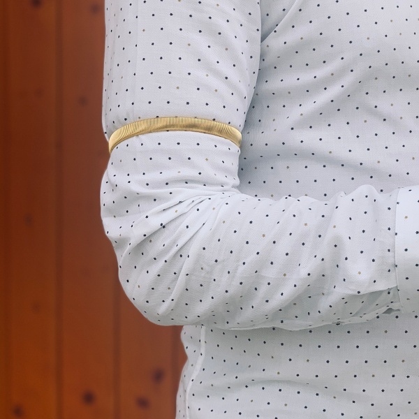 Zlatý kovový držák rukávu košile