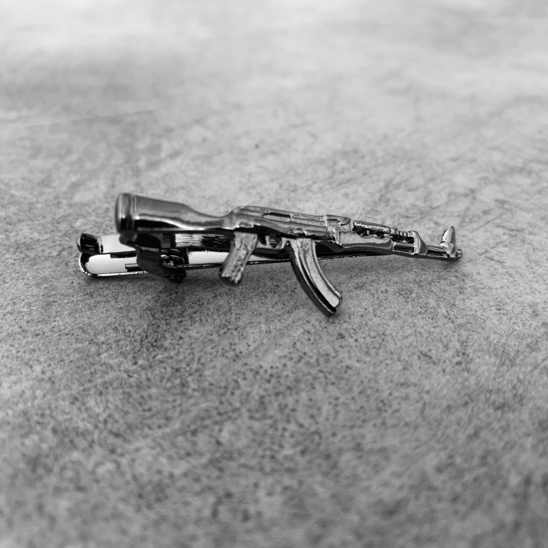 Šedá spona na kravatu Samopal AK-47