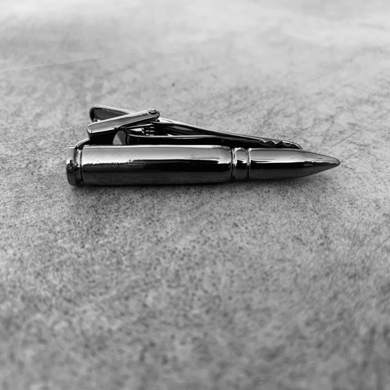 Šedá spona na kravatu Náboj 