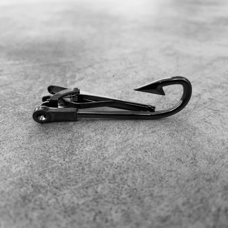 Šedá spona na kravatu Hák