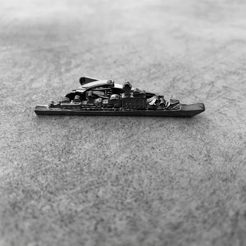 Šedá spona na kravatu Bitevní loď