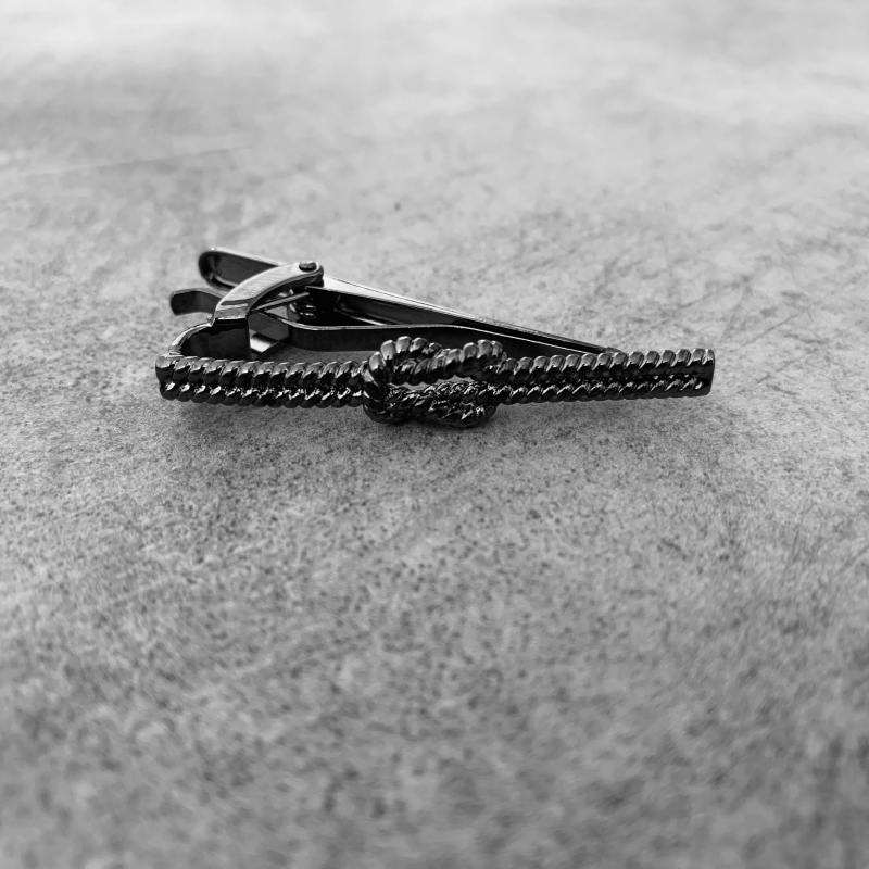 Šedá spona na kravatu Uzel na lanu 