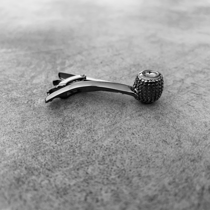 Šedá spona na kravatu Dýmka 