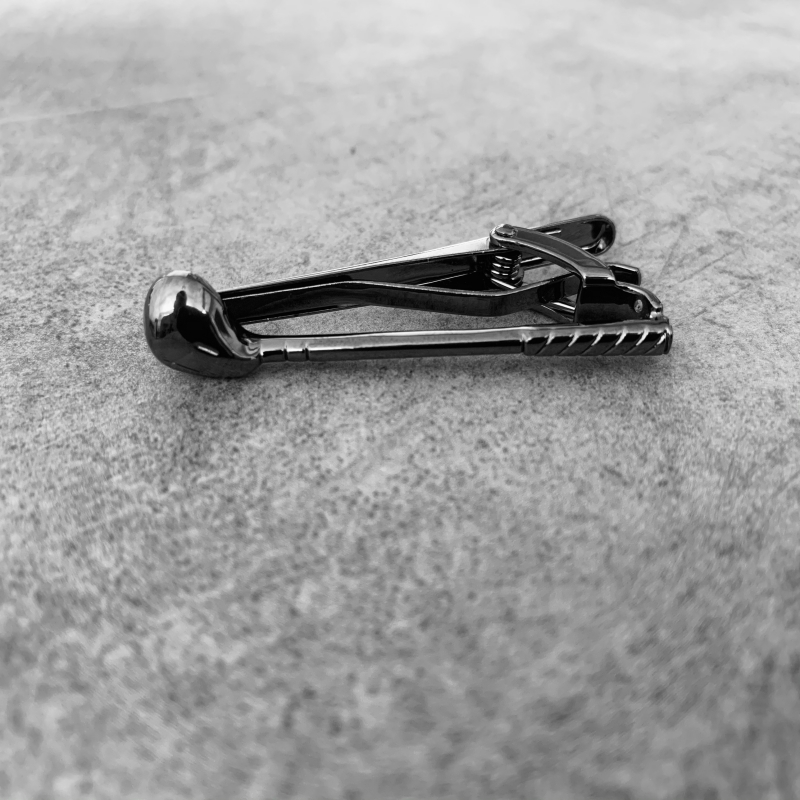 Šedá spona na kravatu Golfová hůl 