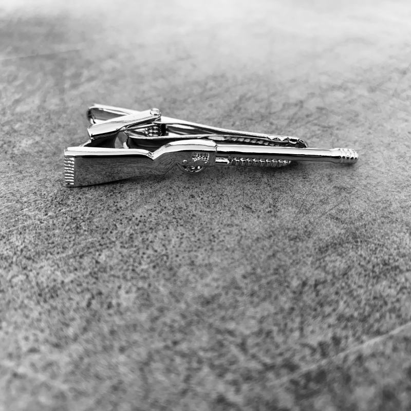 Stříbrná spona na kravatu Brokovnice