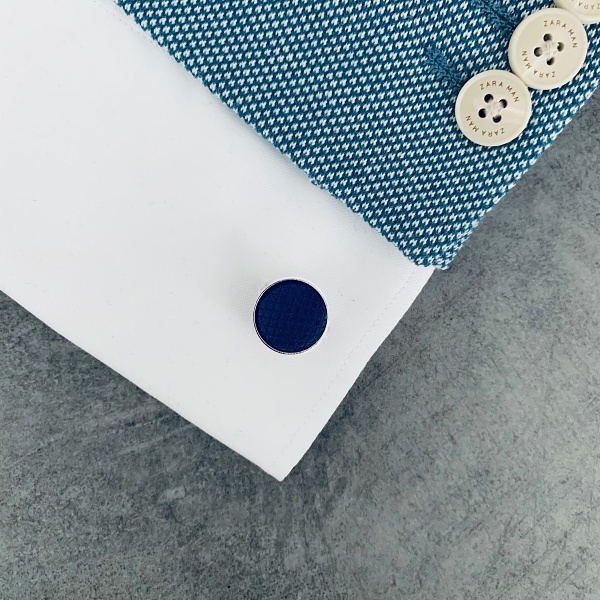 Tmavě modrý set kravata, motýlek, kapesník a manžetové knoflíčky Plaid