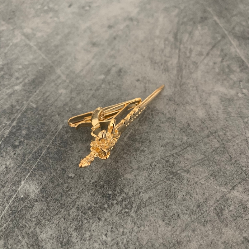 Zlatá spona na kravatu Meč 