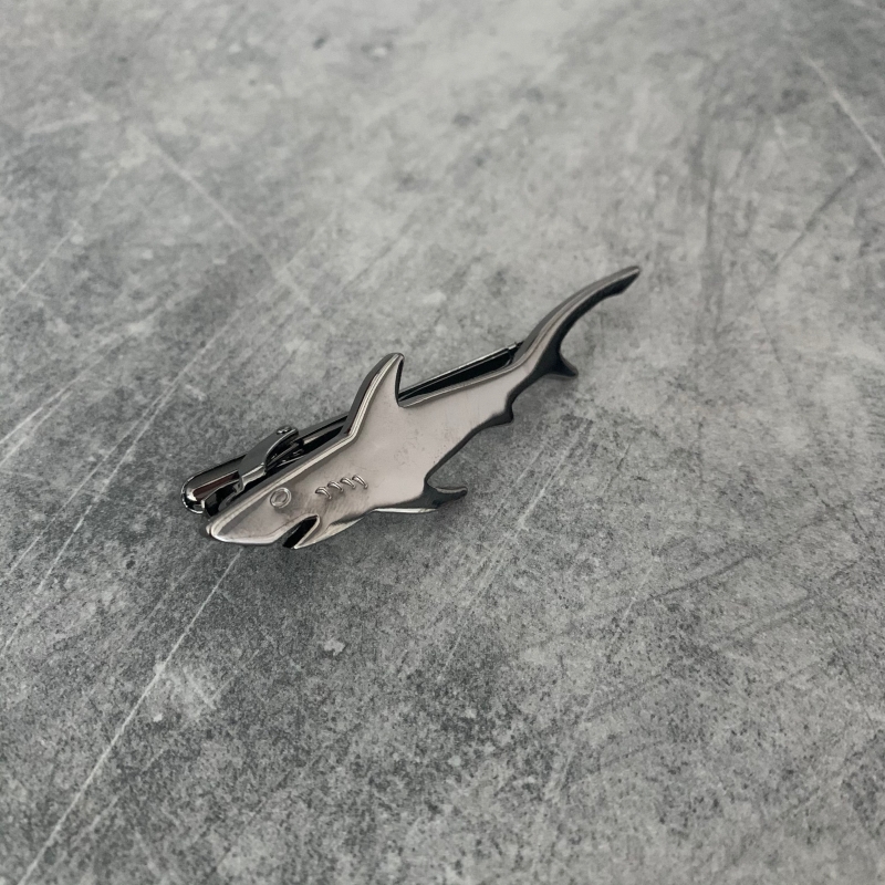 Šedá spona na kravatu Žralok 