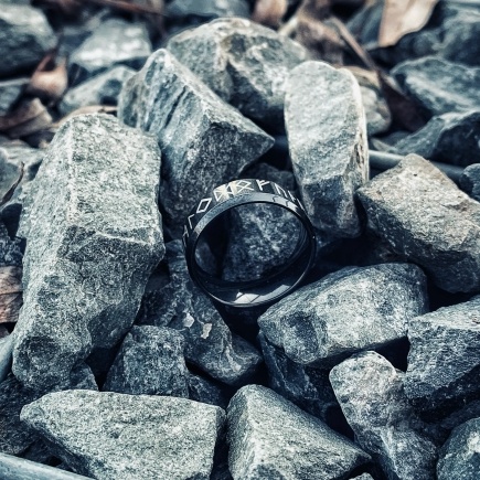 Černý prsten Runy vel. 11