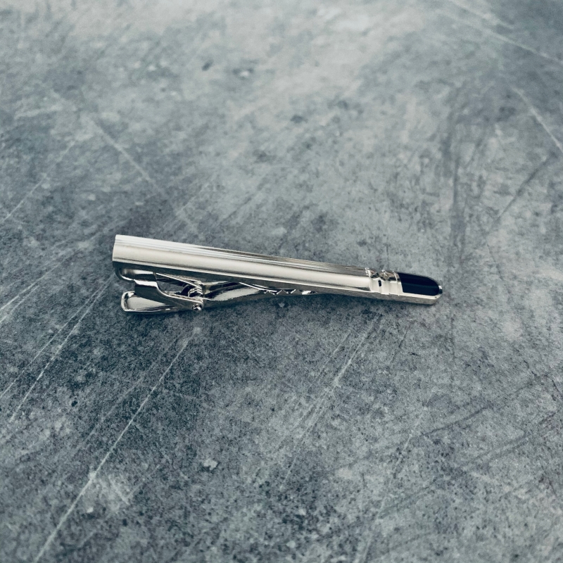 Stříbrná spona na kravatu Finger black 