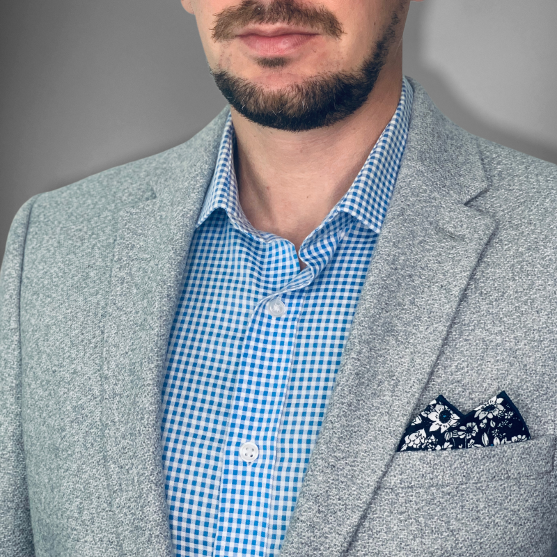 Modro - bílý kapesníček do saka Květiny 