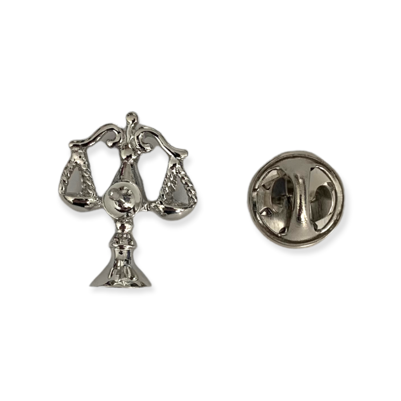 Stříbrná brož Justiční váhy 