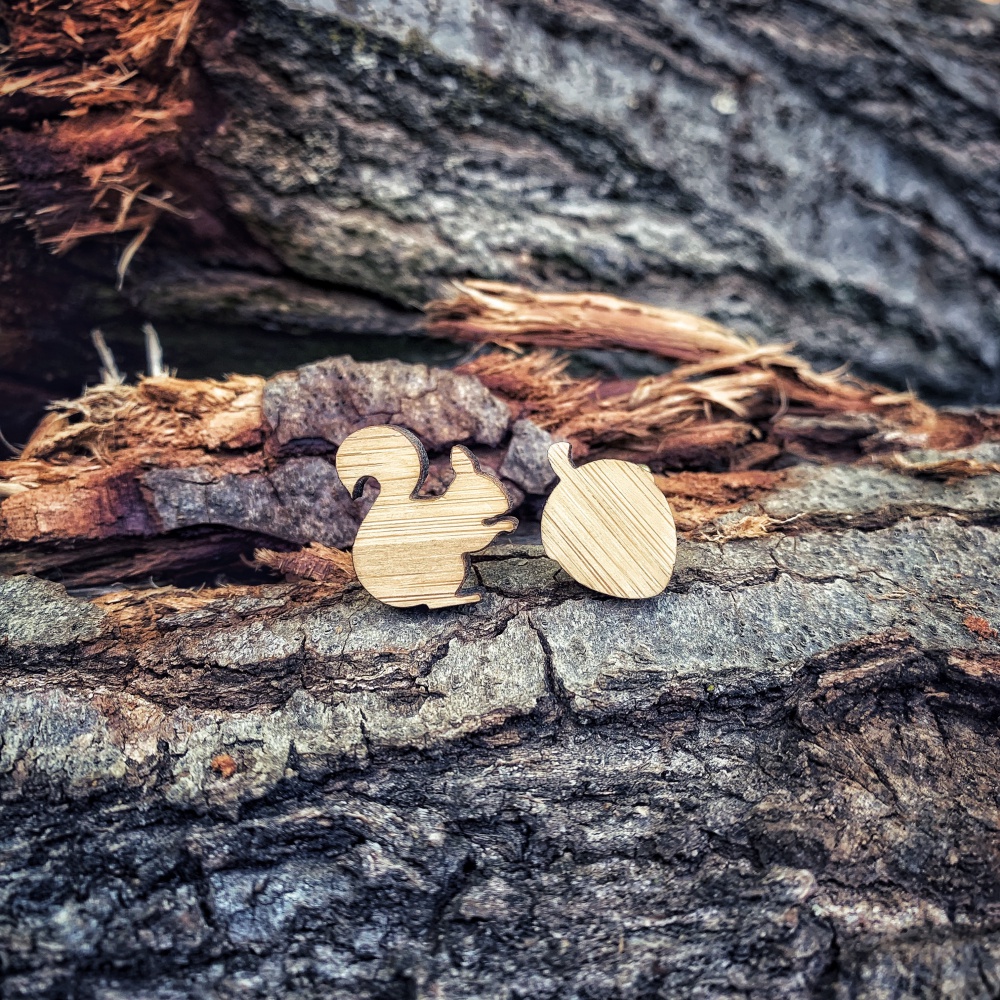 Dřevěné manžetové knoflíčky Veverka a oříšek