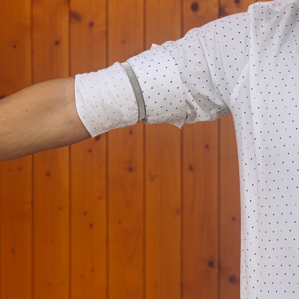 Stříbrný kovový držák rukávu košile