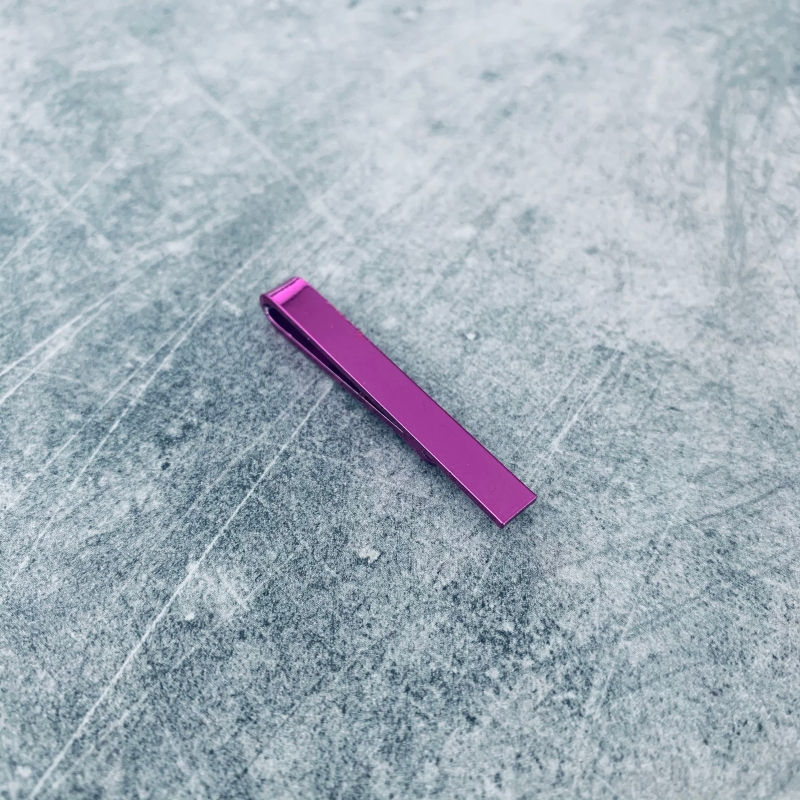 Fialová metalická spona na kravatu Mini