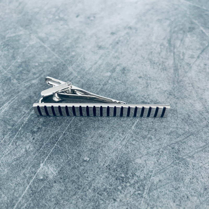 Stříbrno - černá spona na kravatu Zebra 