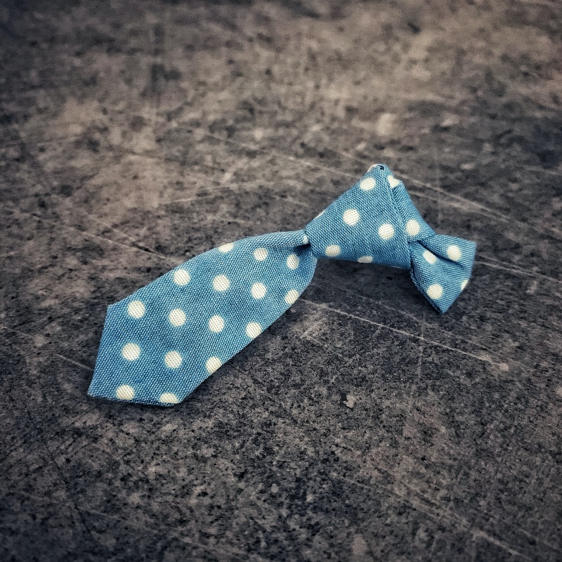 Světle modrá brož Kravata dot I.