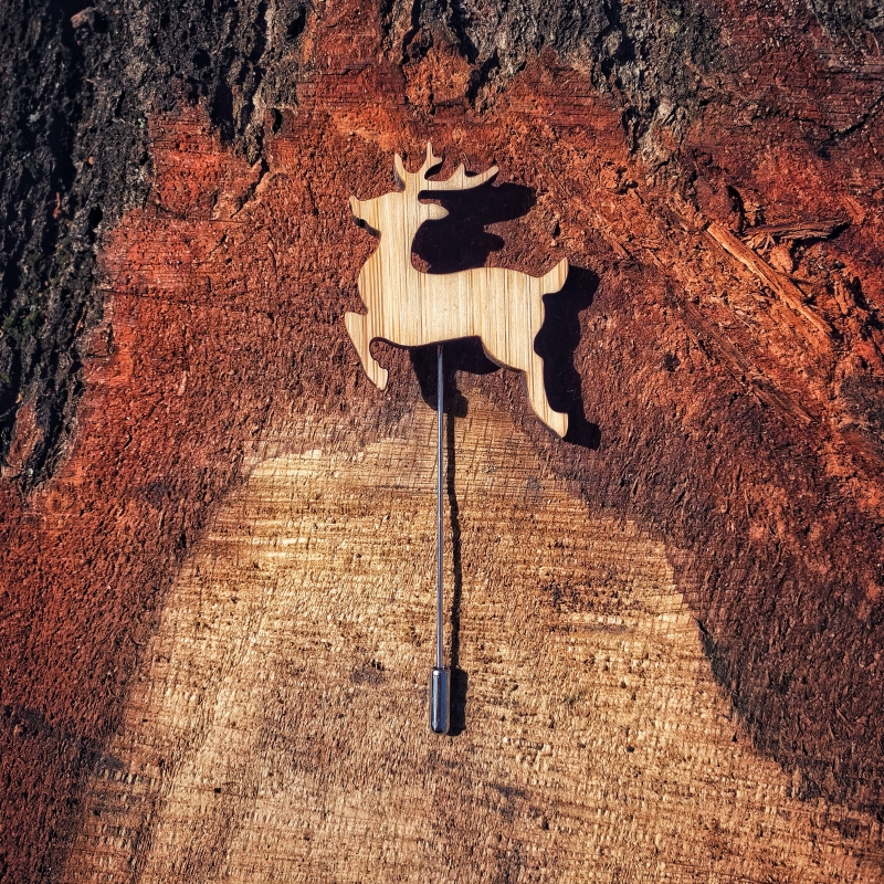 Dřevěná brož Jelen skáče 