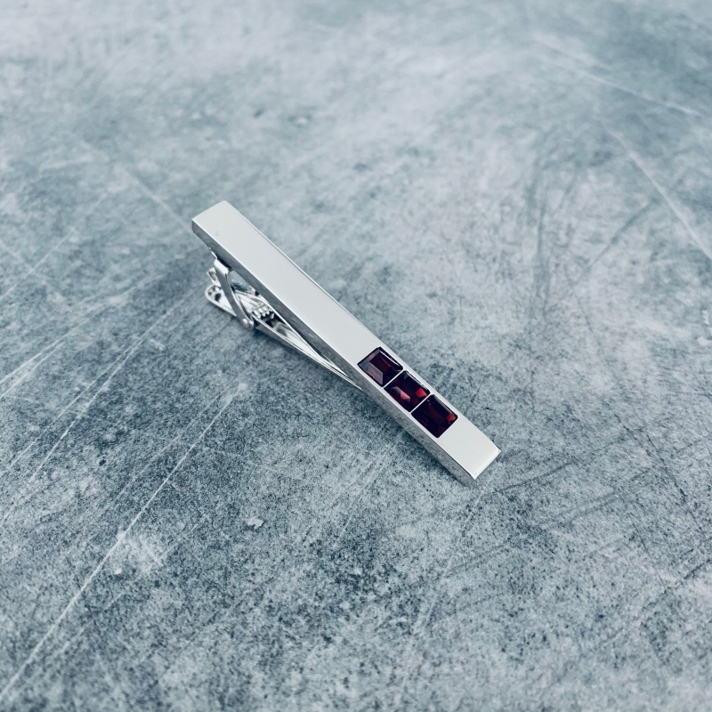 Spona na kravatu Krystaly vínové 