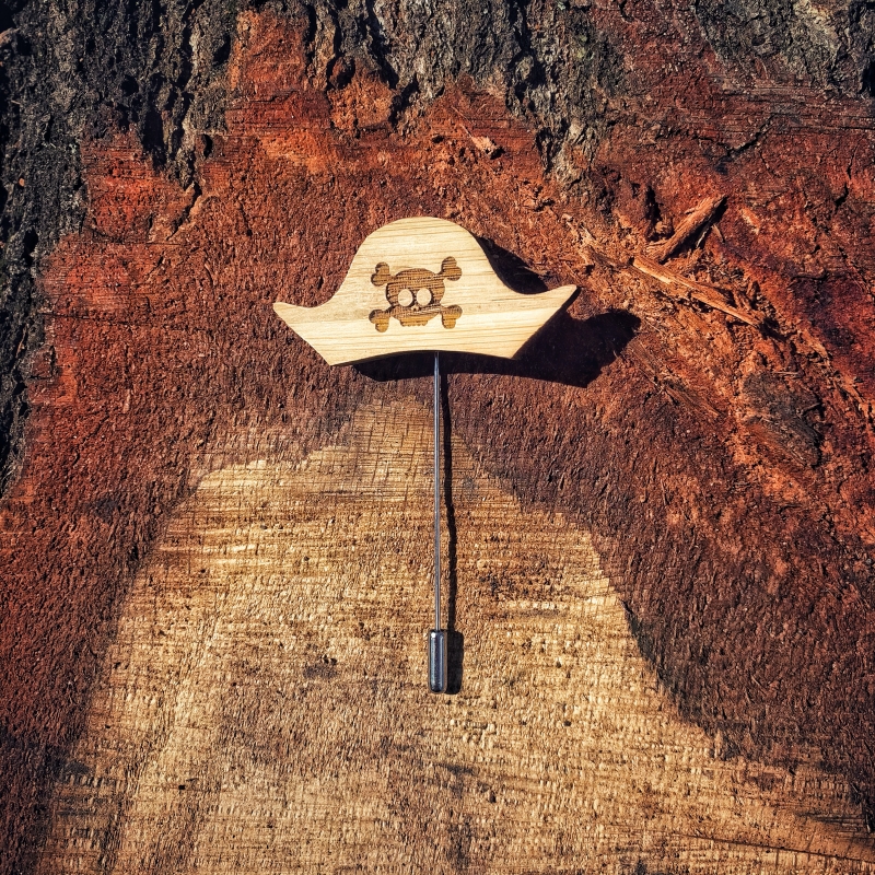Dřevěná brož Pirátský klobouk 
