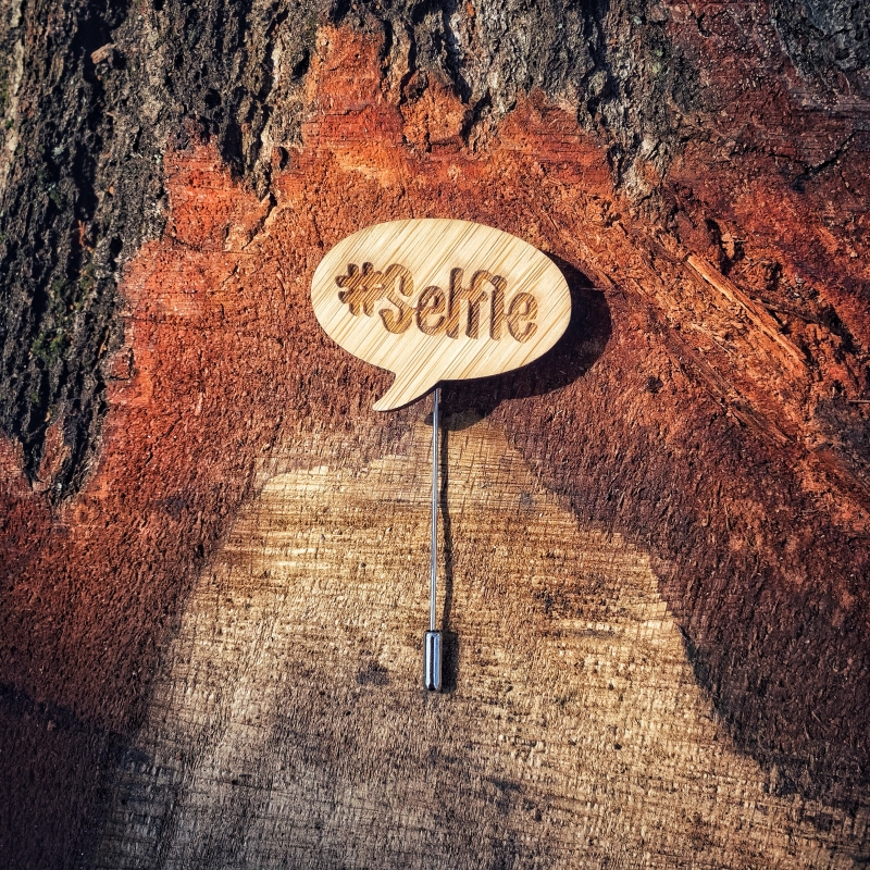 Dřevěná brož Selfie 