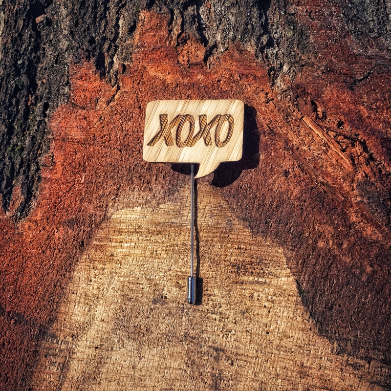 Dřevěná brož XOXO