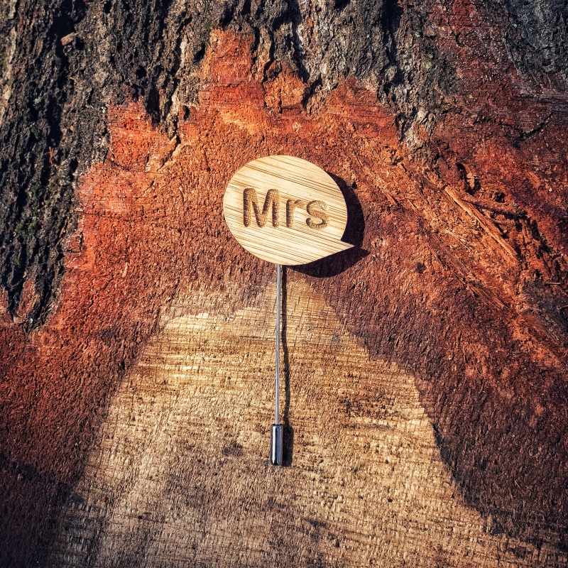 Dřevěná brož Mrs