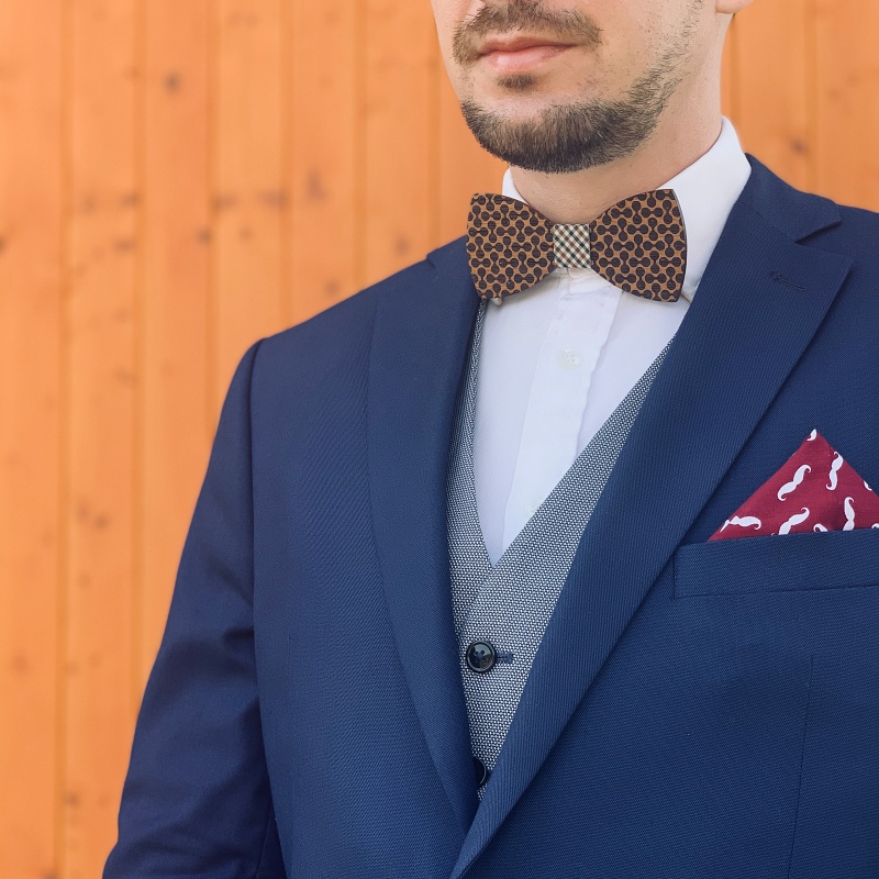 Dřevěný pánský motýlek Mahoosive Matice - růžový puntík 