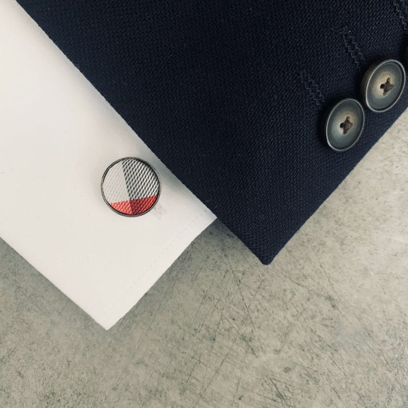 Šedo - červený set - motýlek + kapesník + manžetové knoflíčky Kostky 