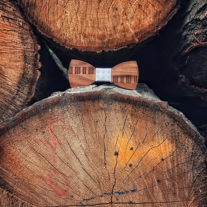 Dřevěný pánský motýlek Piano klávesy Hvězdy bílé 