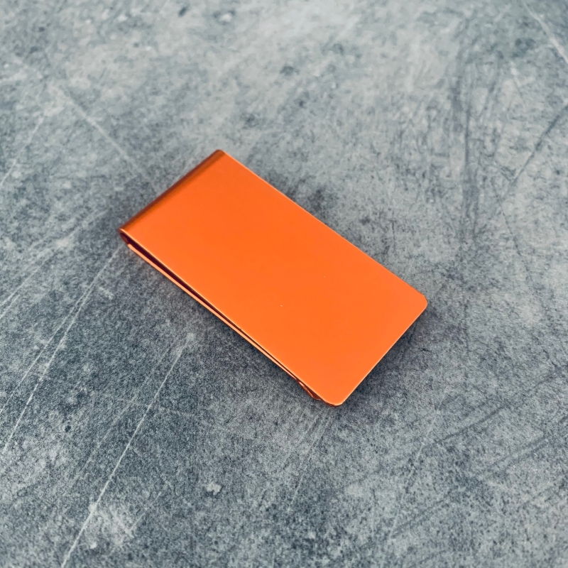 Oranžová spona na peníze