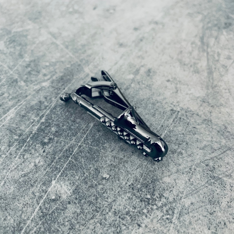 Šedá spona na kravatu Saxofon 