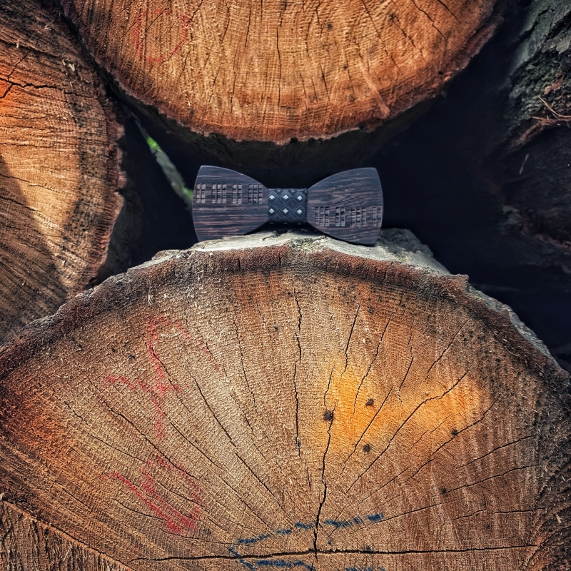 Dřevěný pánský motýlek Piano klávesy Hvězdy černé wenge